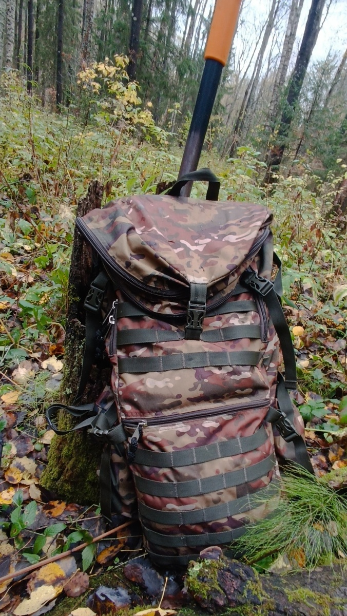 Рюкзак с лопатой.