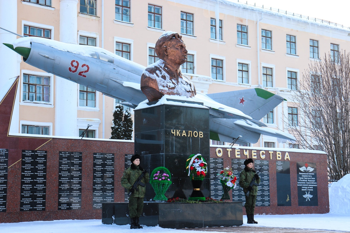 Памятник Чкалову в Борисоглебске. Фото с Яндекса