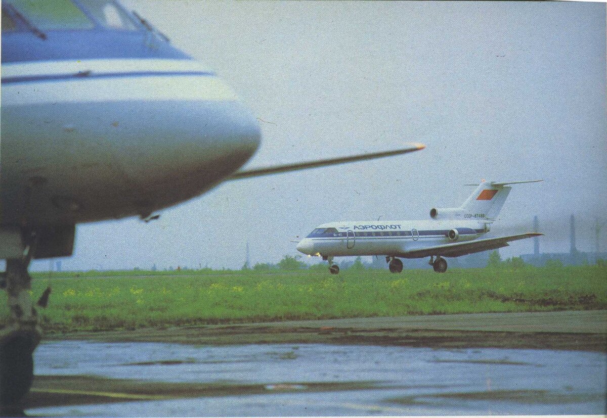Як-40 приземляется в Новгороде