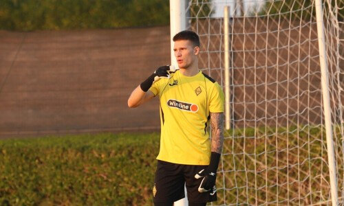 зимний футбол. футболисты зимой. футбол на снегу. зимний футбол рпл. футбол в снегопад.