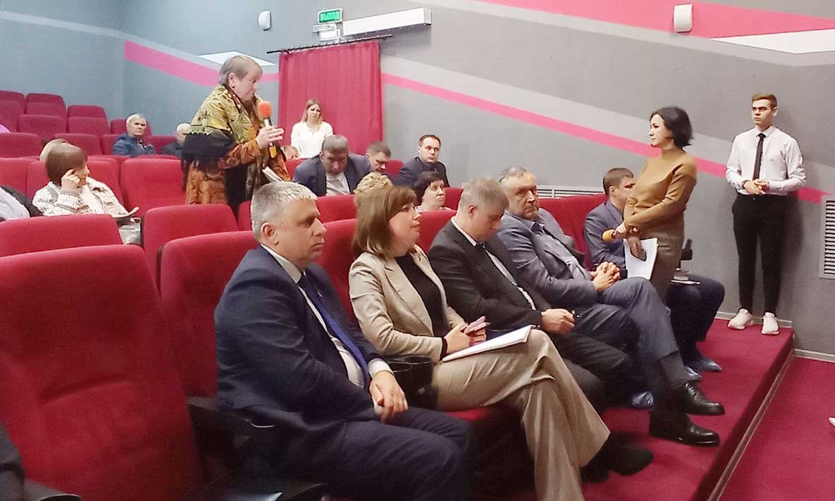 Заместитель главы администрации Кунгурского округа по развитию территории Светлана Черникова отвечает на вопрос жительницы Поповки Татьяны Чикулаевой