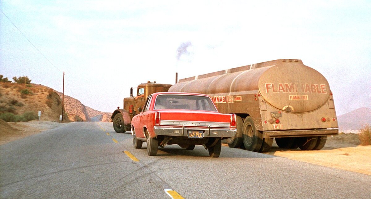 Снятая вживую «Дуэль» двух машин в век компьютерных спецэффектов смотрится особенно круто