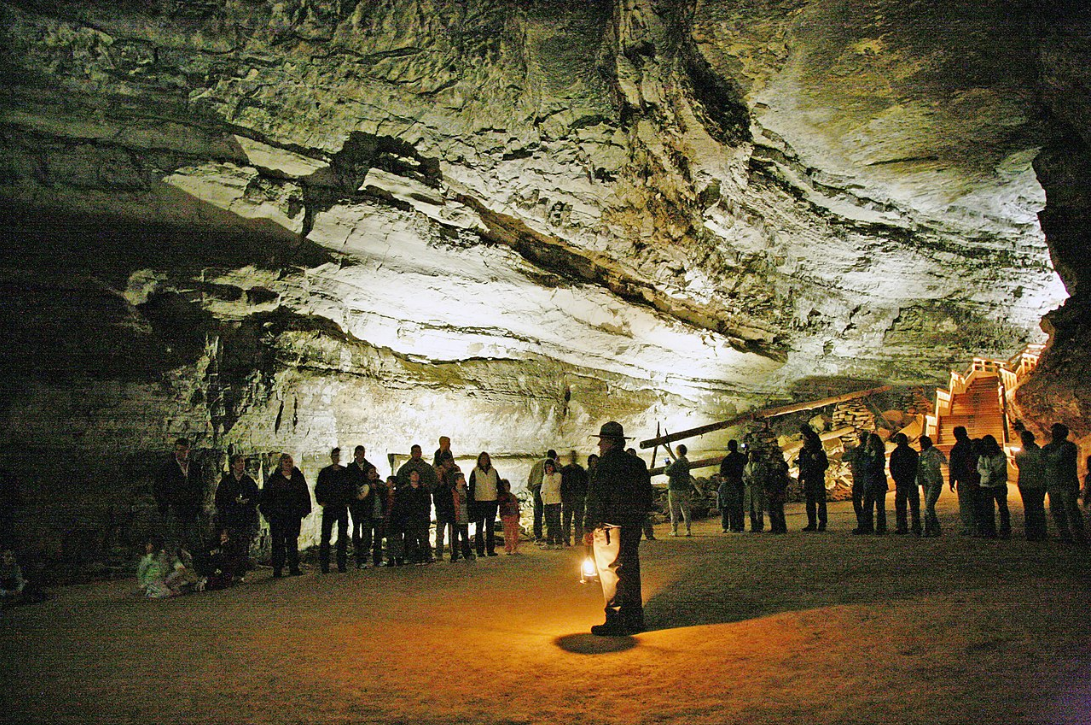 Посещение пещеры туристами. Фото: https://ru.wikipedia.org/wiki/Мамонтова_пещера#/media/Файл:Mammoth_Cave_tour.jpg