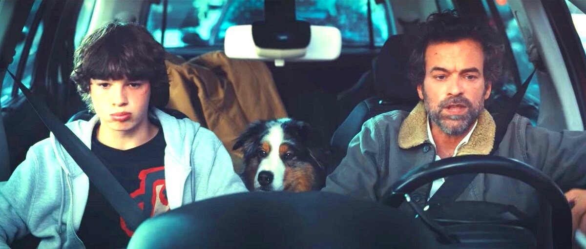 Когда-то Ромен Дюрис играл члена банды самого Добермана ("Доберман", 1997), а сегодня, как видим, снимается в компании гораздо более милого и законопослушного пёсика. 