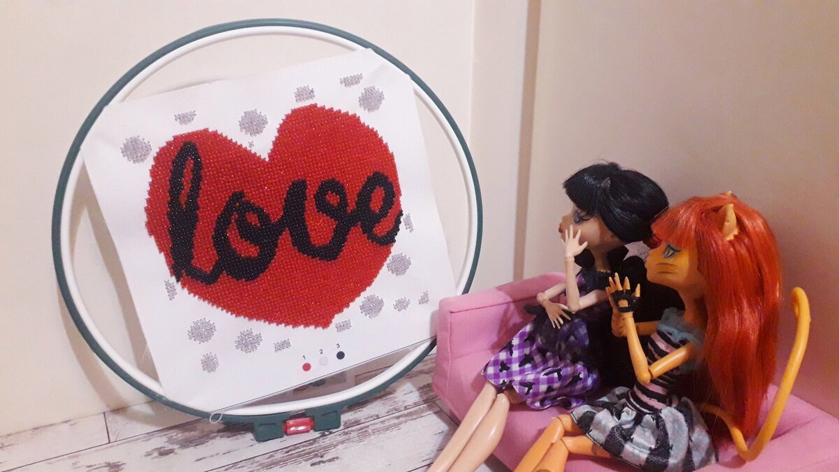 Ура, мы закончили вышивку бисером! 