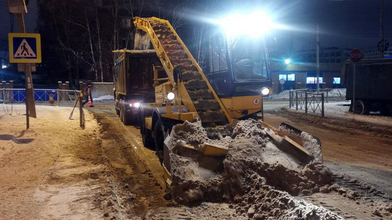 Иркутские дорожники ночами не спят, работают. Но это - нечасто. Снега в этом году определенно меньше, чем обычно