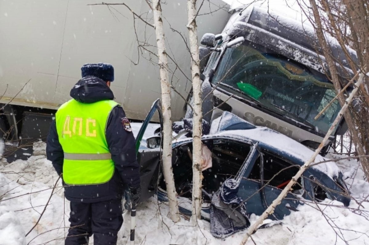    Два человека погибли в ДТП на трассе в Свердловской области