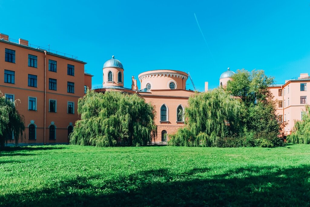 Судите сами, но разве могут здесь преподавать просто русский язык?