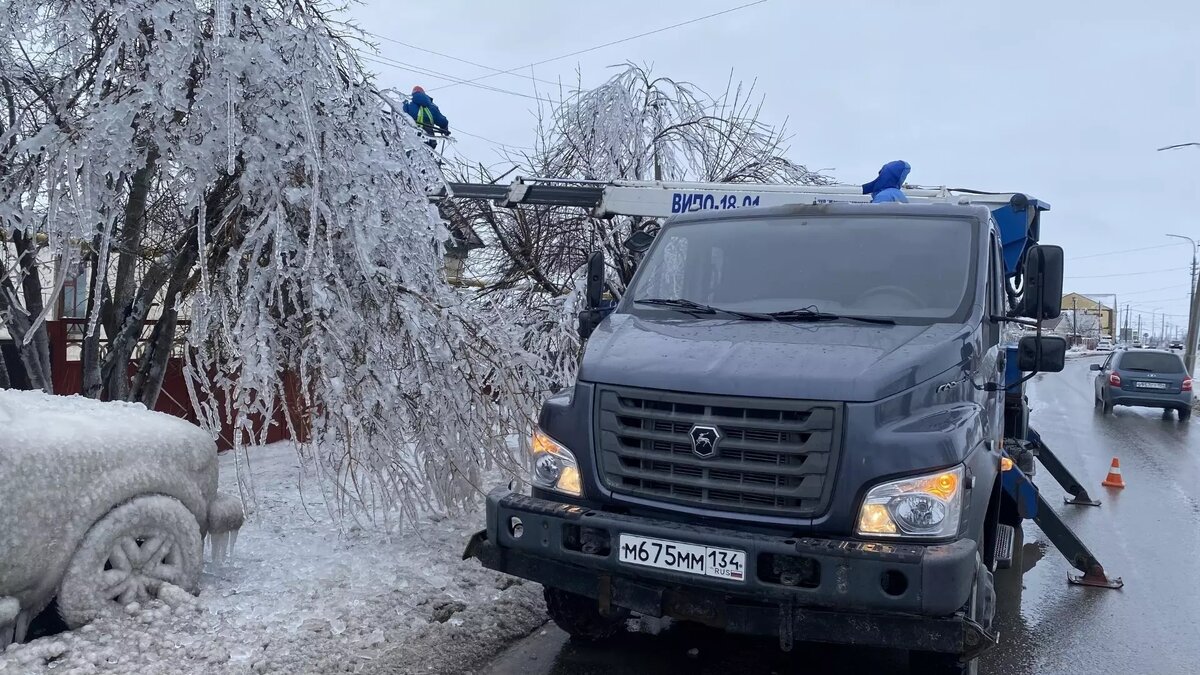     Жители Котельниково уже третьи сутки выживают в режиме ЧС. Люди жалуются на отключение света, вода и тепла.