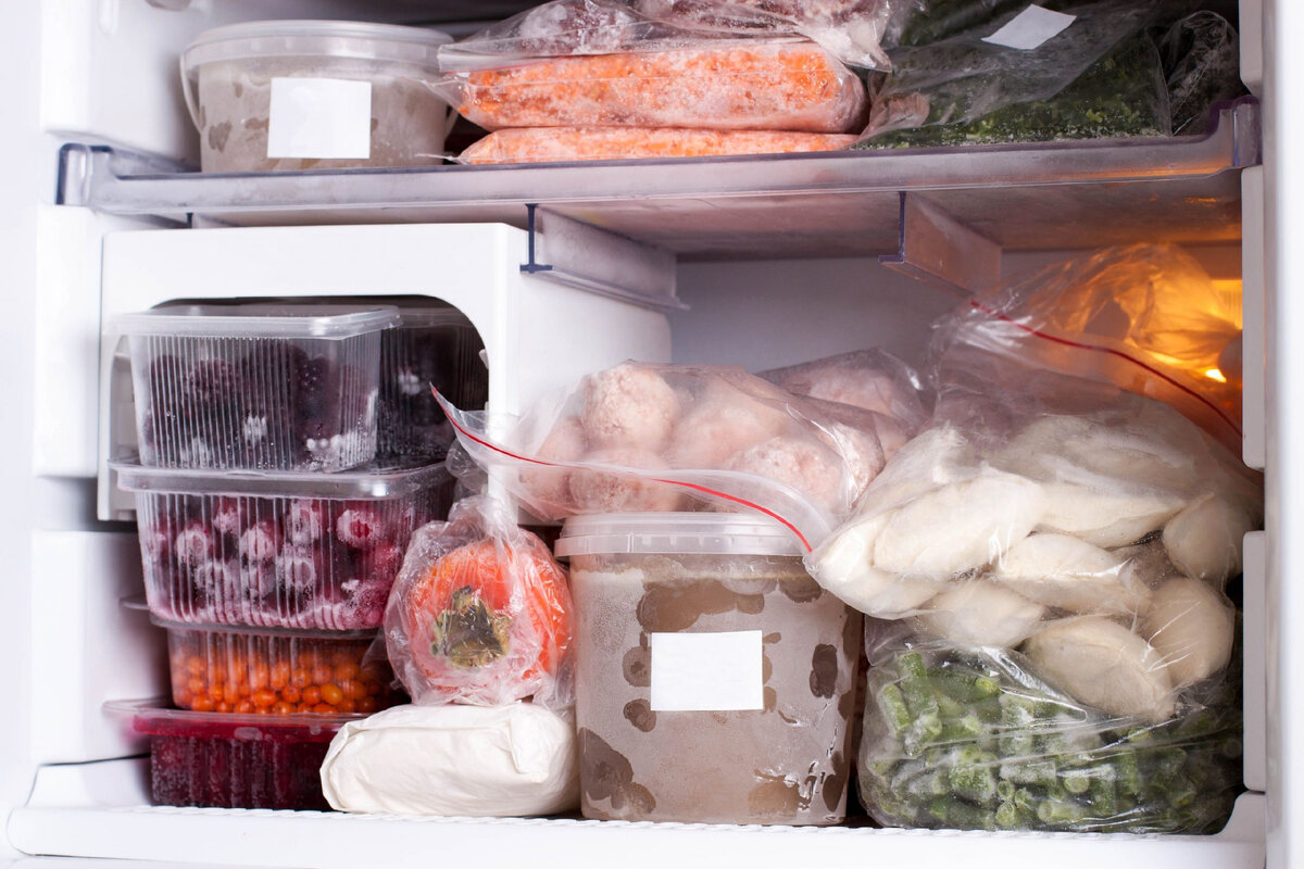 Готовые замороженные продукты. Продукты в морозилке. Заморозка продуктов в морозильной камере. Хранение полуфабрикатов морозилке. Холодильник с продуктами.