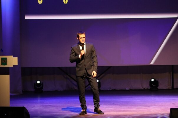 цифровой человек. отражение неба в очках. позитивный взгляд на мир. технологичные очки. гармония вселенной и человека.