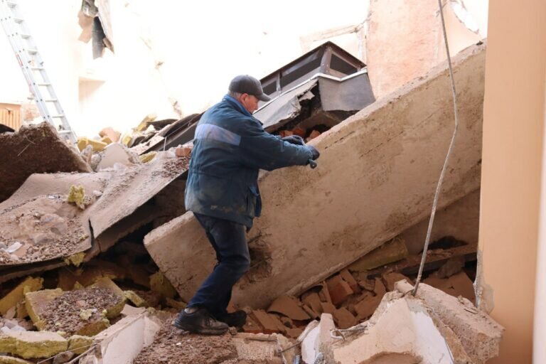    Эксперты выясняют причины обрушения крыши спортзала гимназии в Красногвардейском районе Андрей Севостьянов