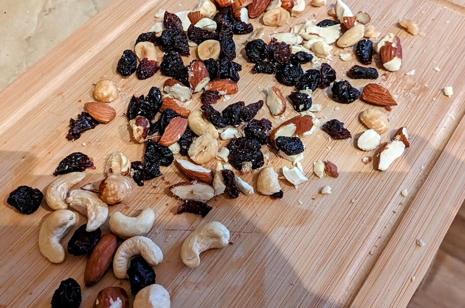 Брускетта с камамбером. Брускетта с камамбером. Брускетта с тартаром из овощей-гриль. Брускетты с хамоном и грушей. Брускетта с камамбером.