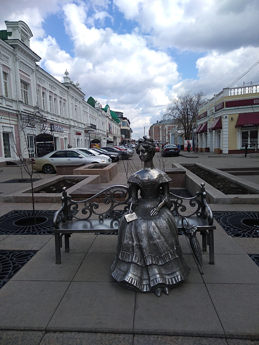 Статуя «Люба» в центре Омска, изображает супругу Густава Гасфорда (генерала-губернатора Омска в 1851 году) — Любовь Гасфорд. Фото автора