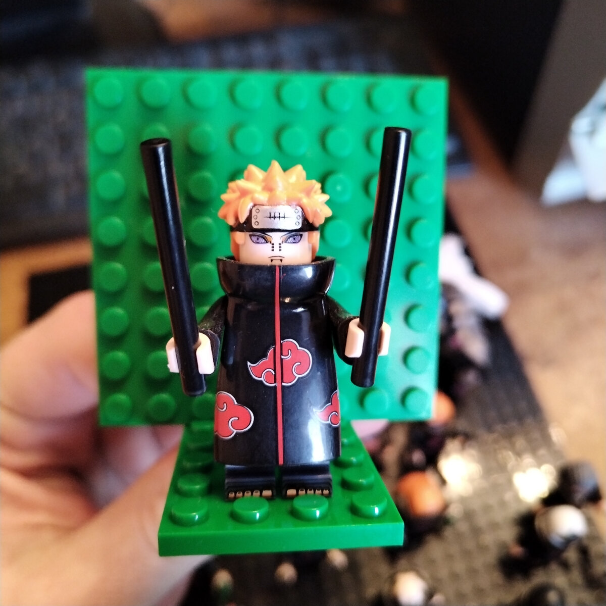 Тендо-путь Дэвы, чёрные приёмники чакры шли в комплекте, несмотря на качество фотографии, видны чётко проработанные принты перечёркнутого протектора селения Скрытого дождя и риннеган.