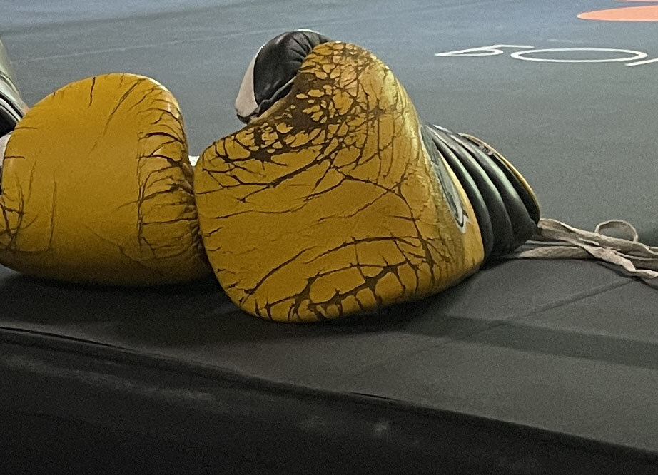 Перчатки выгорят и растрескаются.