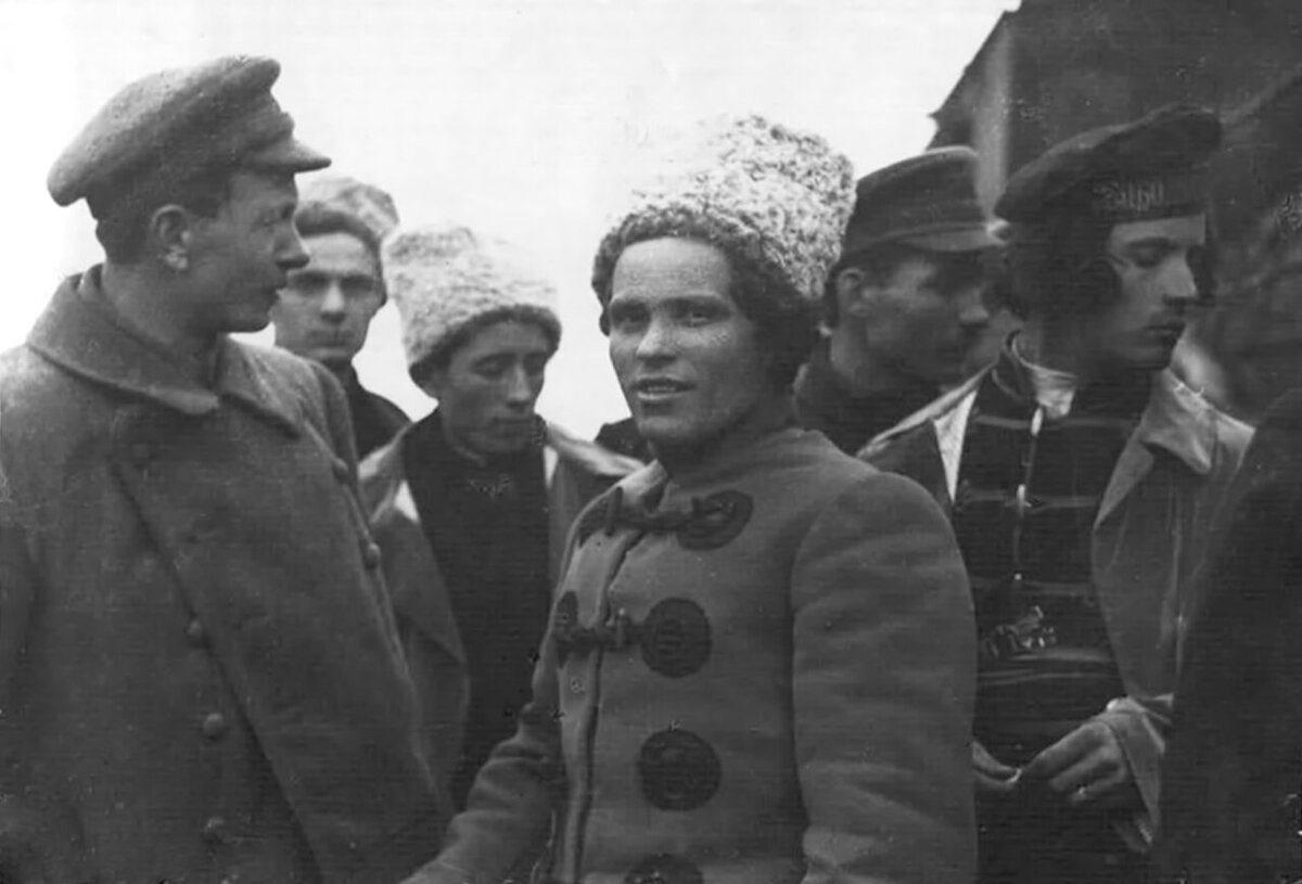 «Практик анархизма» Н. И. Махно, сперва фактически соратник красных, потом — противник (и так ещё было не один раз).