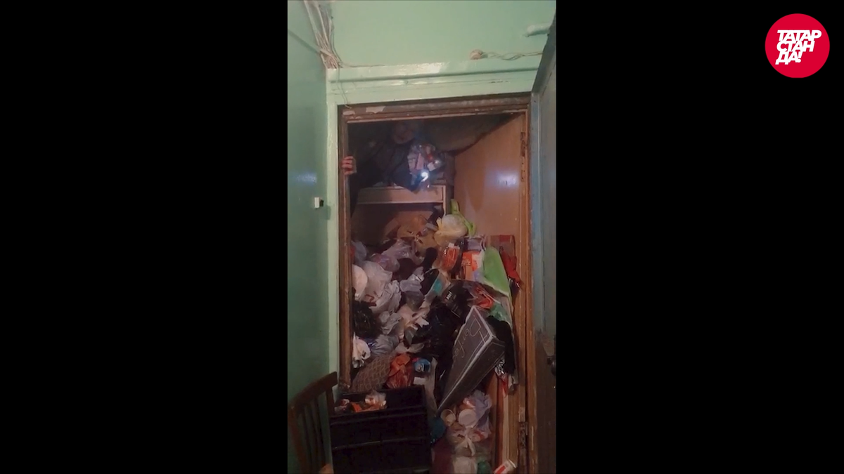 Пожилая 74-летняя женщина более 10 лет тащит все, что плохо лежит к себе в дом: пустые пакеты, мусор от соседей, пищевые отходы - все это до потолка складируется в ее квартире долгие годы.-2