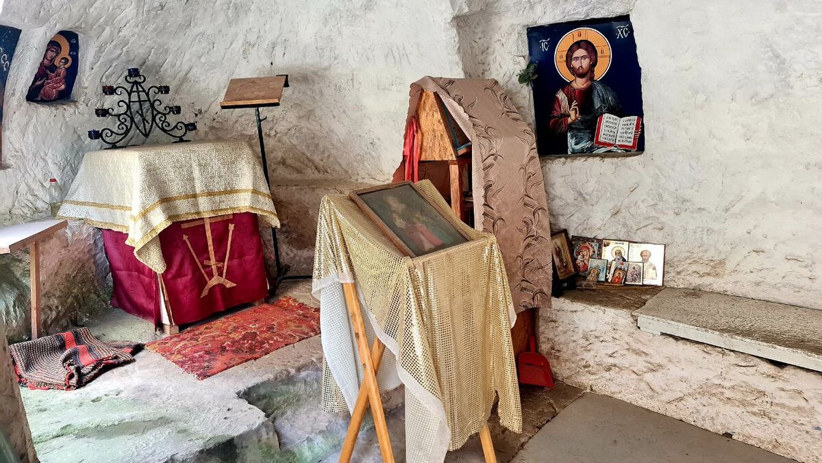 Пещеры бату малайзия. Монте сант анджело церковь архангела михаила. Пещера иограф ялта. Храм обезьян тайланд в пещере. Пещера тамплиеров.