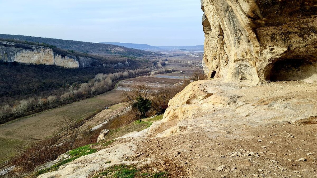 пещера рук куэва-де-лас-манос. медвежья пещера армения. пещера первобытного человека. наскальные рисунки в пещере эль-кастильо. самая древняя пещера.