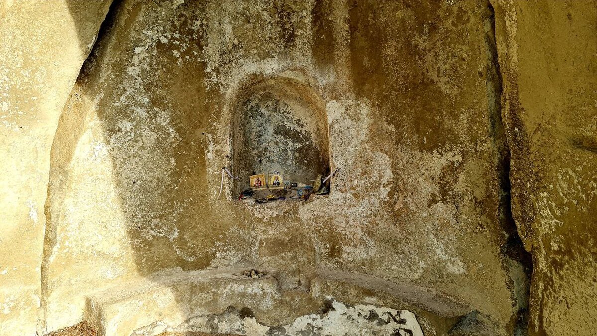 ближние пещеры псково-печерского монастыря. ольховский мужской монастырь. псково-печерский монастырь пещерный храм. монастырь в пещере. монастырь в пещере.