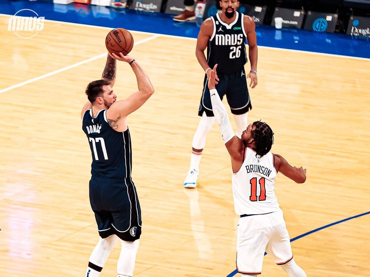    Баскетболист "Даллас Мэверикс" Лука Дончич (слева) в матче НБА© пресс-служба клуба "Даллас Мэверикс"