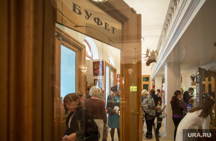 Школьная столовая очередь. Школьный буфет. Студенты в столовой. Очередь в столовую в школе. Школьная столовая.