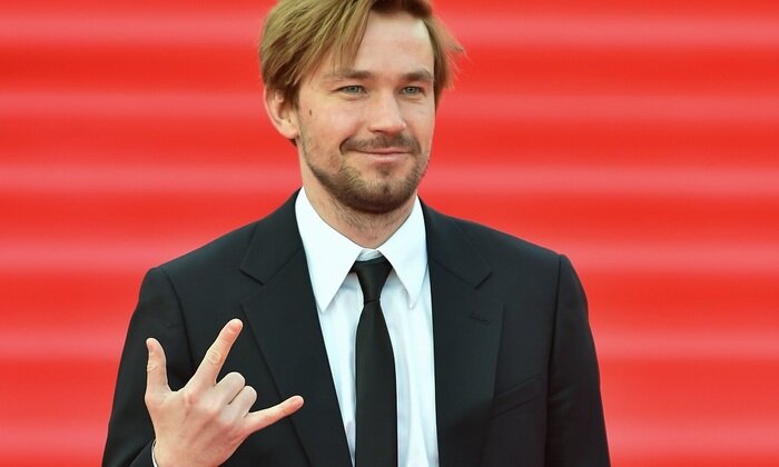    Почему Петров так много зарабатывает?