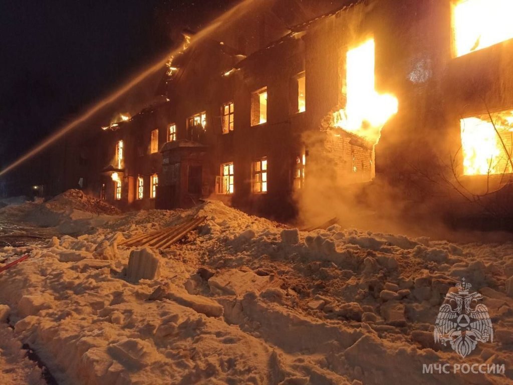 Двухэтажный дом полностью сгорел в центре Кстова в Нижегородской области |  Gipernn.ru | Гипермаркет недвижимости | Дзен