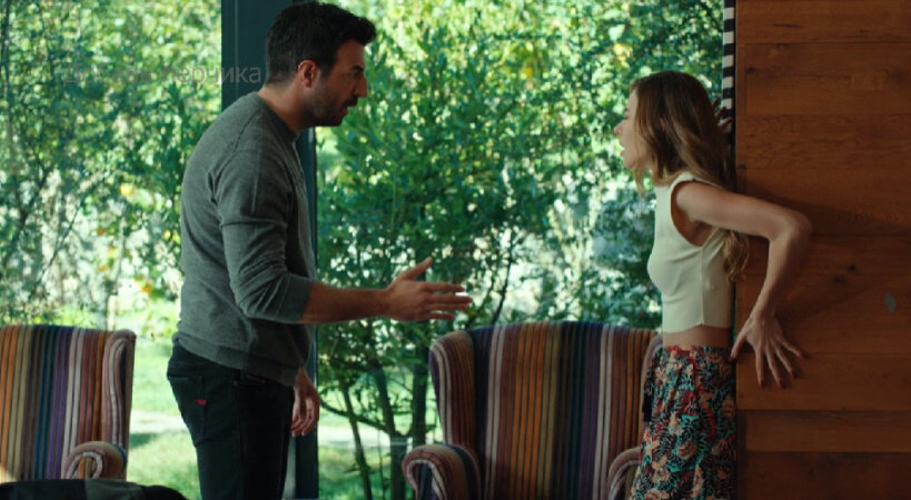 Он вышел из дома в 12. Из дома вышел человек д. Человек выходит из двери. Он вышел из дома в 12. Он вышел из дома в 12.