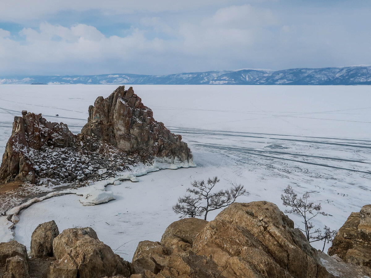 мыс бурхан на ольхоне. байкал иркутская область. утес скрипер байкал. байкальская ривьера байкал. озеро ольхон на байкале.