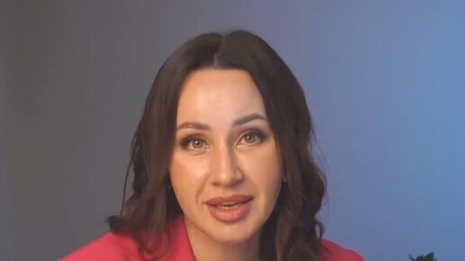 безработица. элегантная девушка. 3 бизнесмена. девушка выходит из машины. вышла деловая.