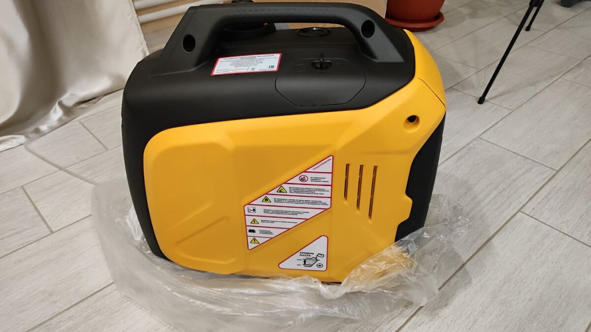 Генератор автора без брендов и названий, на 2 киловатта. Купил исключительно для своего котла. Думаю, примерно такой "походный" вариант приобрел и Володя, чтобы можно возить с собой в багажнике машины, чтобы не уперли на даче. @ Горбунов Сергей