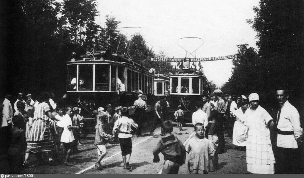 Открытие трамвайной линии в 1925 году. Но этот снимок сделали уже за углом, то есть на Главной аллее. С сайта www.pastvu.com.
