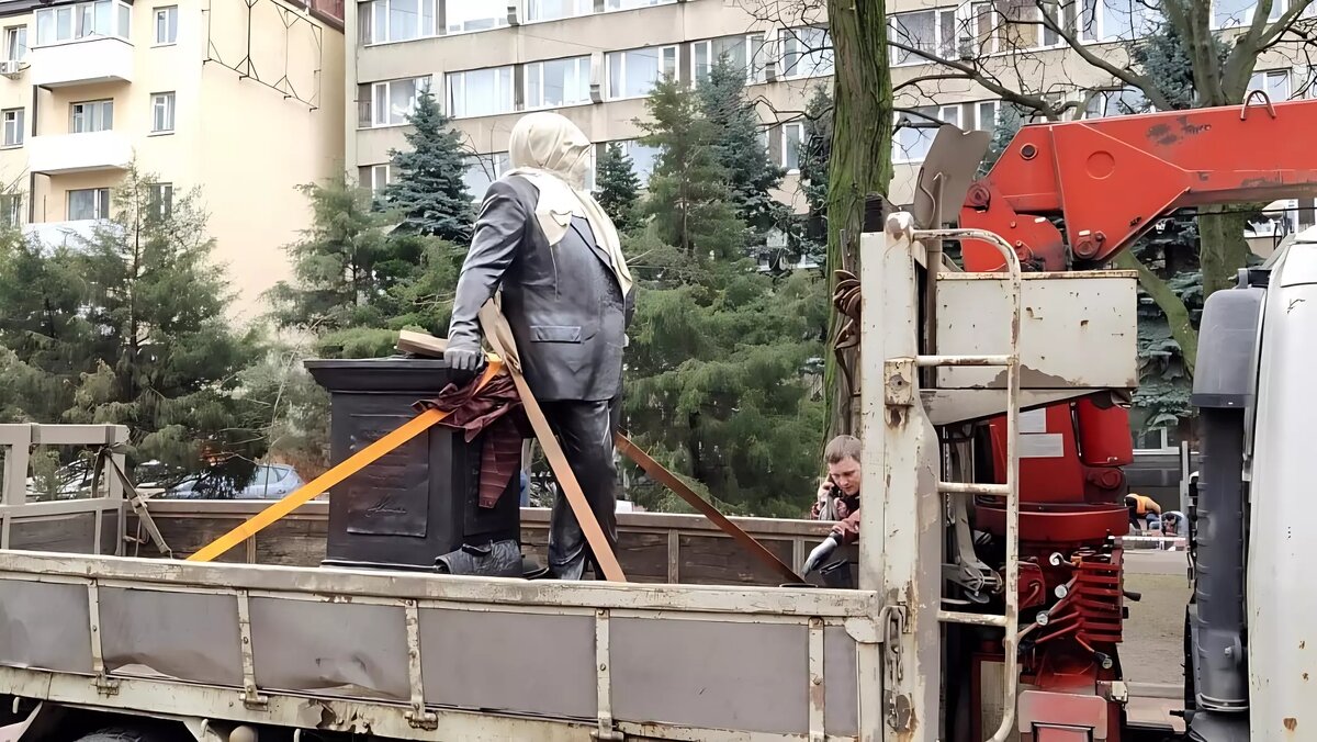     Во вторник, 13 февраля в центре Ростова-на-Дону установили новый памятник писателю-сатирику Михаилу Жванецкому. Теперь в России памятников уроженцу Одессы больше, чем в Украине.