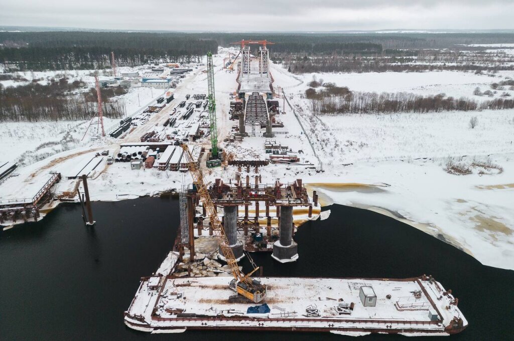 Более 4 тысяч тонн металла над Волгой возле Твери. Мост продолжает расти