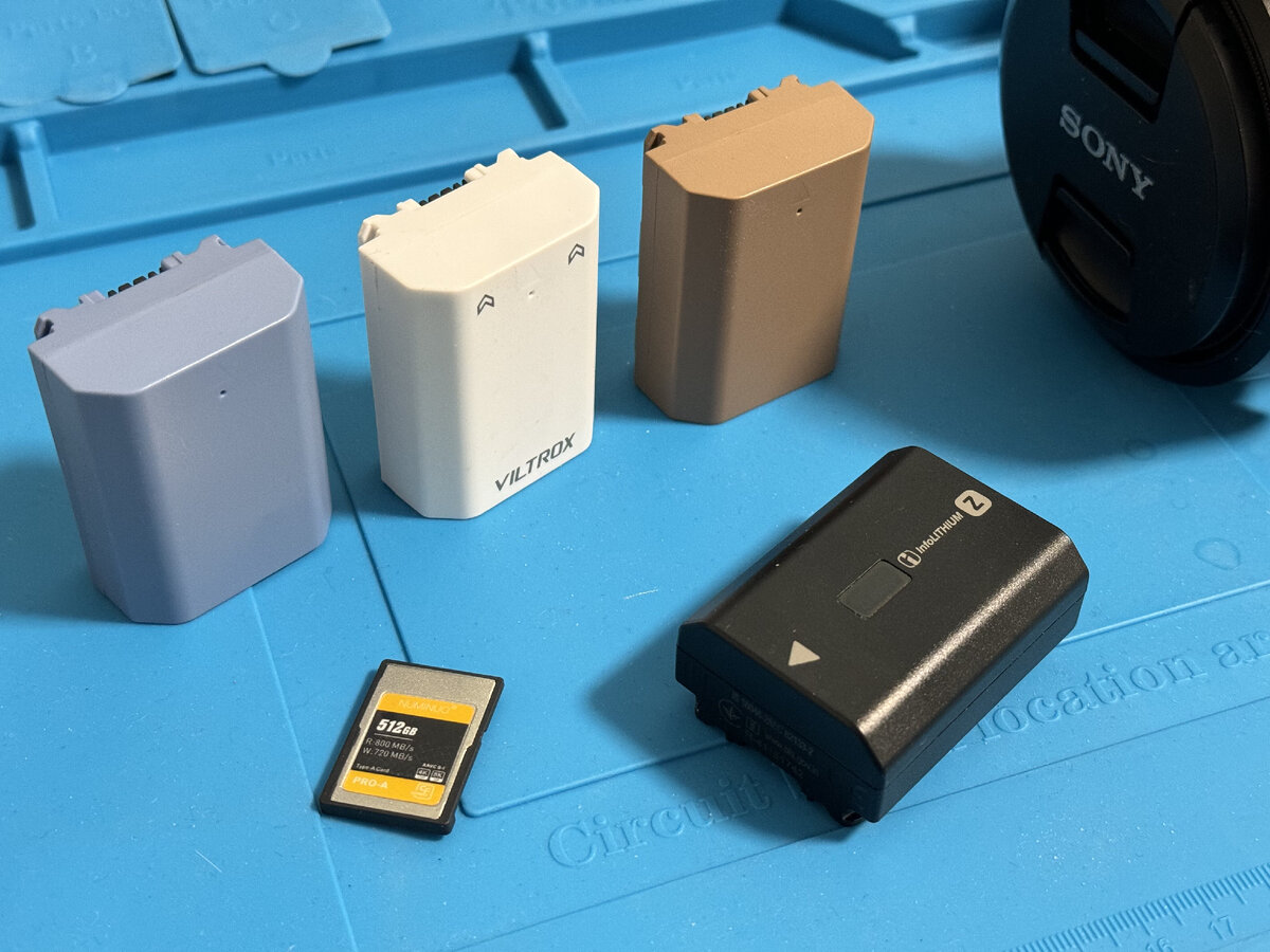Участники теста, аккумуляторы SmallRig, Viltrox, KingMa и Sony с картой памяти Numinuo
