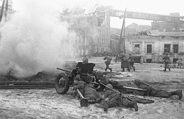 8 февраля 1943 года. Красноармейцы прорываются к вокзалу Ростова-на-Дону. 


