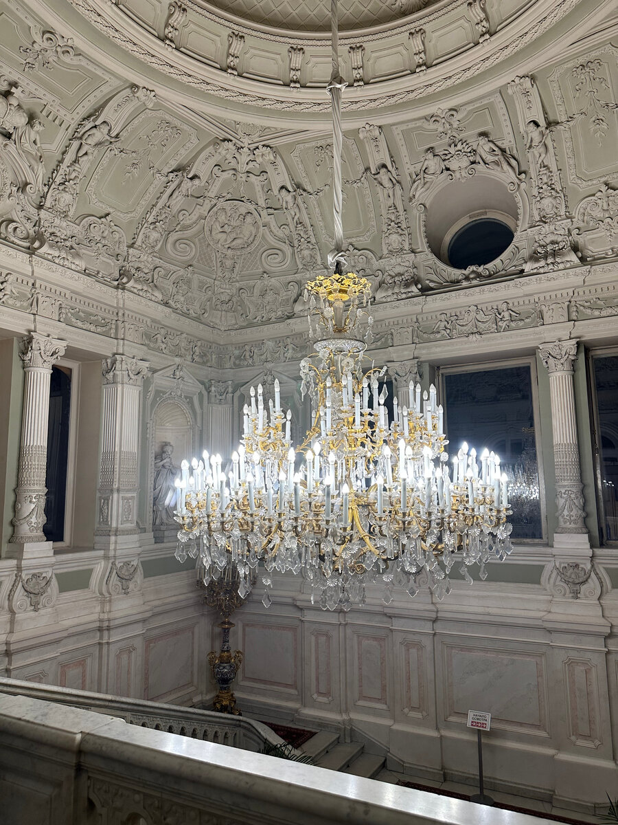 Шикарная люстра на парадной лестнице дворца