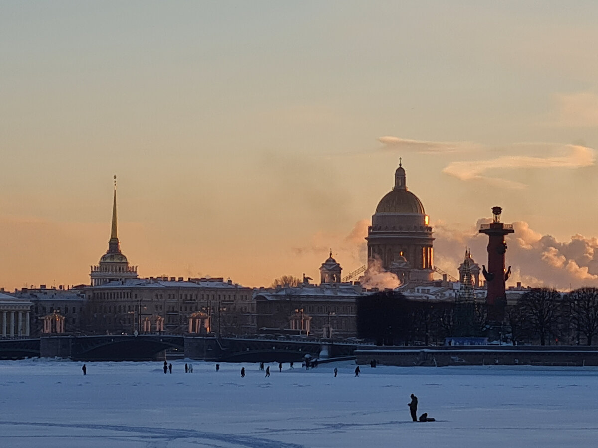 Погода напомнила горожанам, что Санкт-Петербург всё же северный город и морозы зимой здесь не  являться редкостью. А что может быть красивее Санкт-Петербурга ясным морозным днём.-1-3