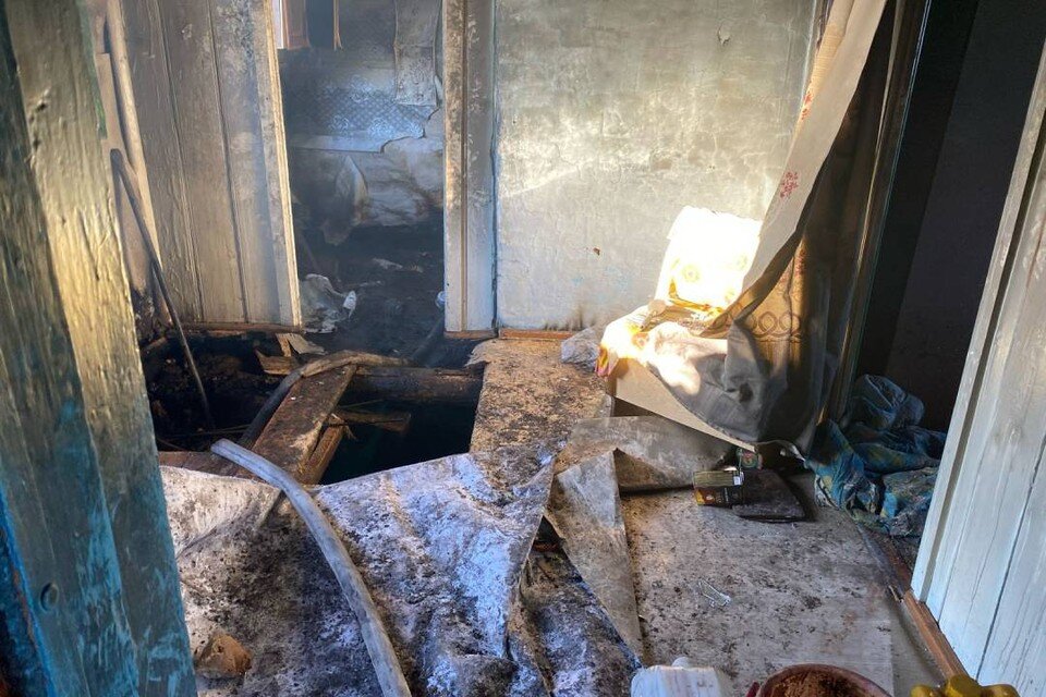 Дом был сожжен. Дом был сожжен. Дом был сожжен. Горящий особняк. Дом в огне.