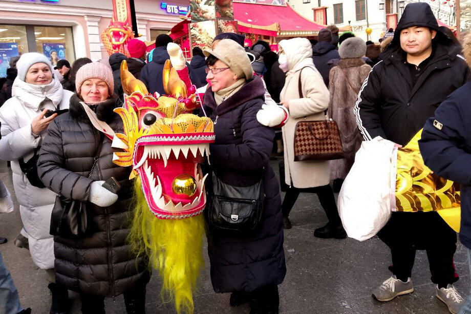 Посетители выставки в Камергерском переулке и дракон. Фото: Александр Колесников/Octagon.Media