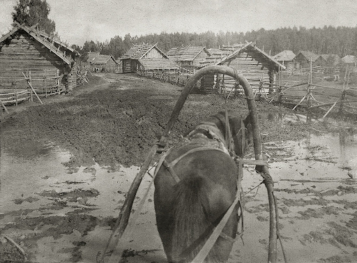 Мы вместе с вами любим разглядывать старинные фотографии, смотреть на живые свидетельства того, как жили наши предки столетия назад.-5