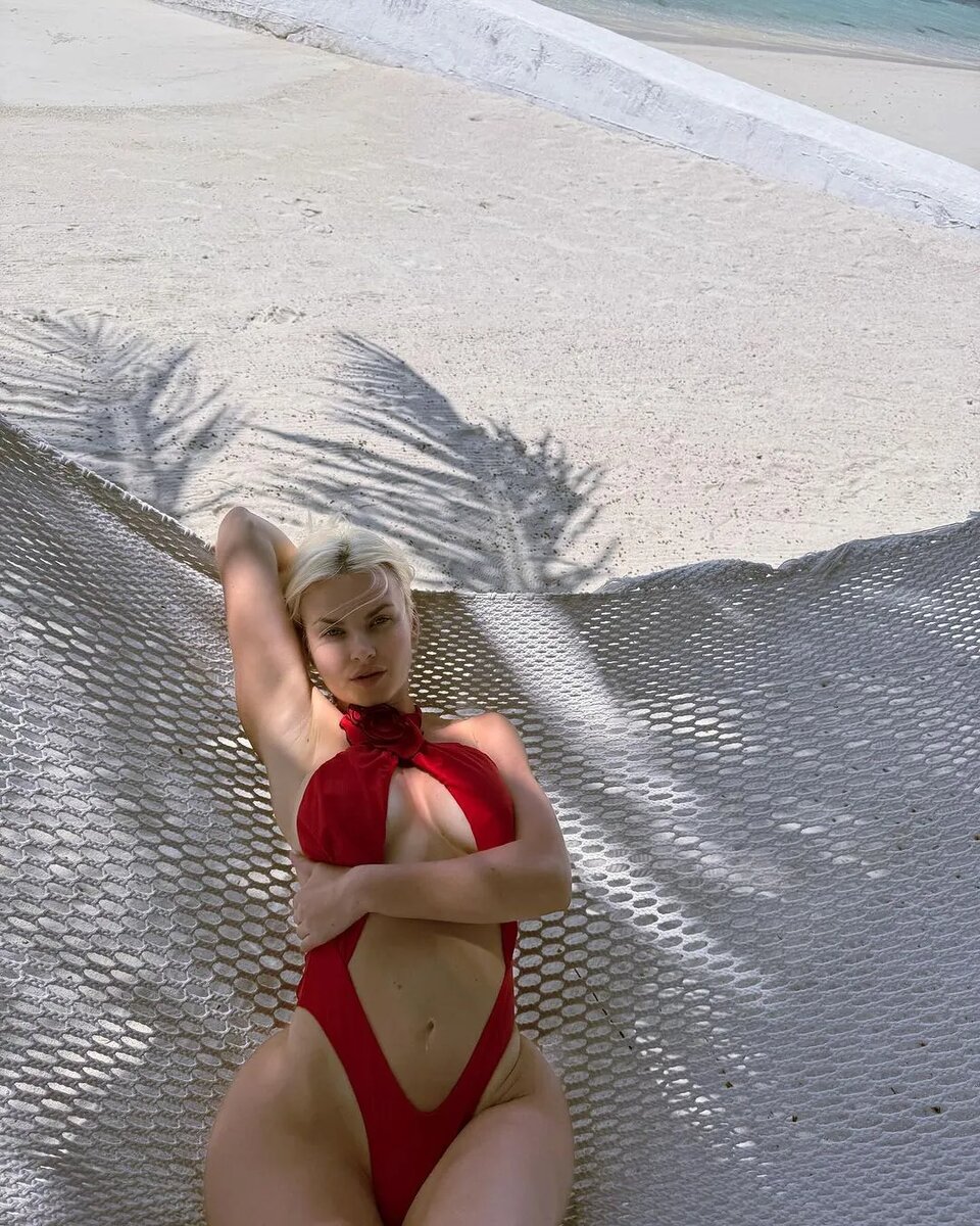 Этим звёздам подходят любые наряды. Однако в одежде красного цвета они выглядят особенно горячо! Анна Плетнёва Певица покоряет не только улочки города, но и сердца поклонников.-5