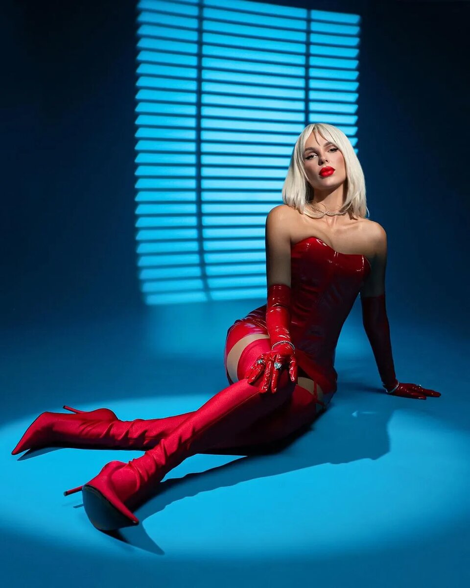 Этим звёздам подходят любые наряды. Однако в одежде красного цвета они выглядят особенно горячо! Анна Плетнёва Певица покоряет не только улочки города, но и сердца поклонников.-11