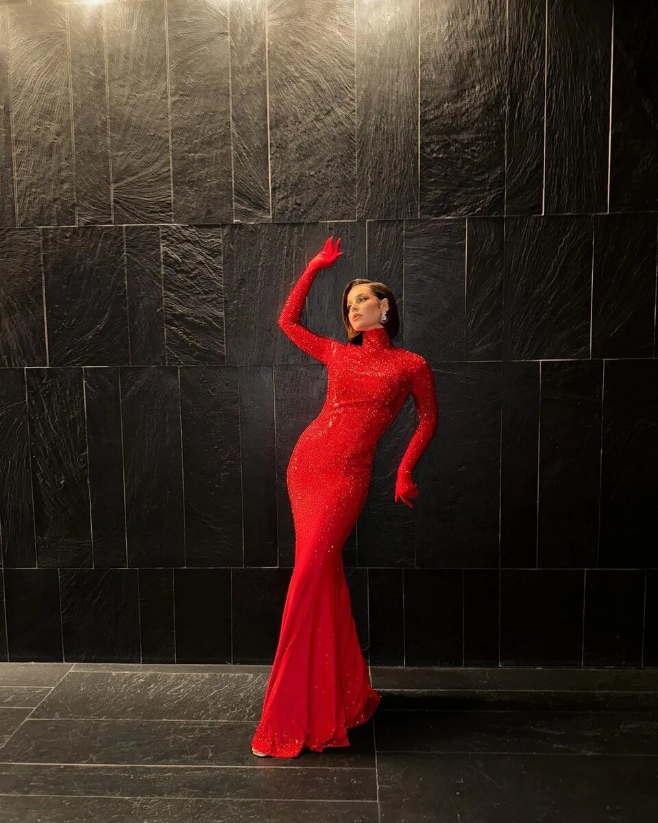 Этим звёздам подходят любые наряды. Однако в одежде красного цвета они выглядят особенно горячо! Анна Плетнёва Певица покоряет не только улочки города, но и сердца поклонников.-22