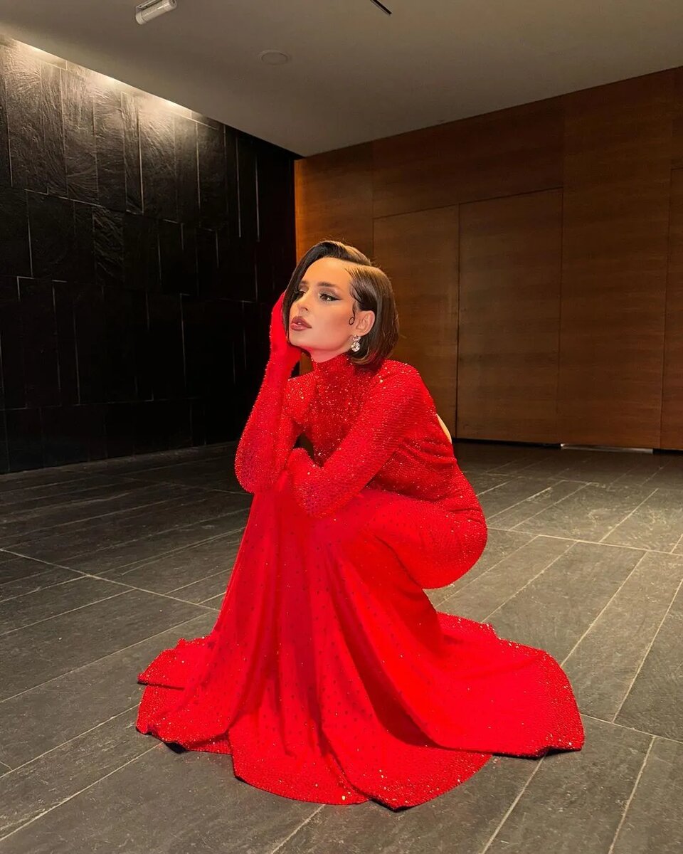 Этим звёздам подходят любые наряды. Однако в одежде красного цвета они выглядят особенно горячо! Анна Плетнёва Певица покоряет не только улочки города, но и сердца поклонников.-20