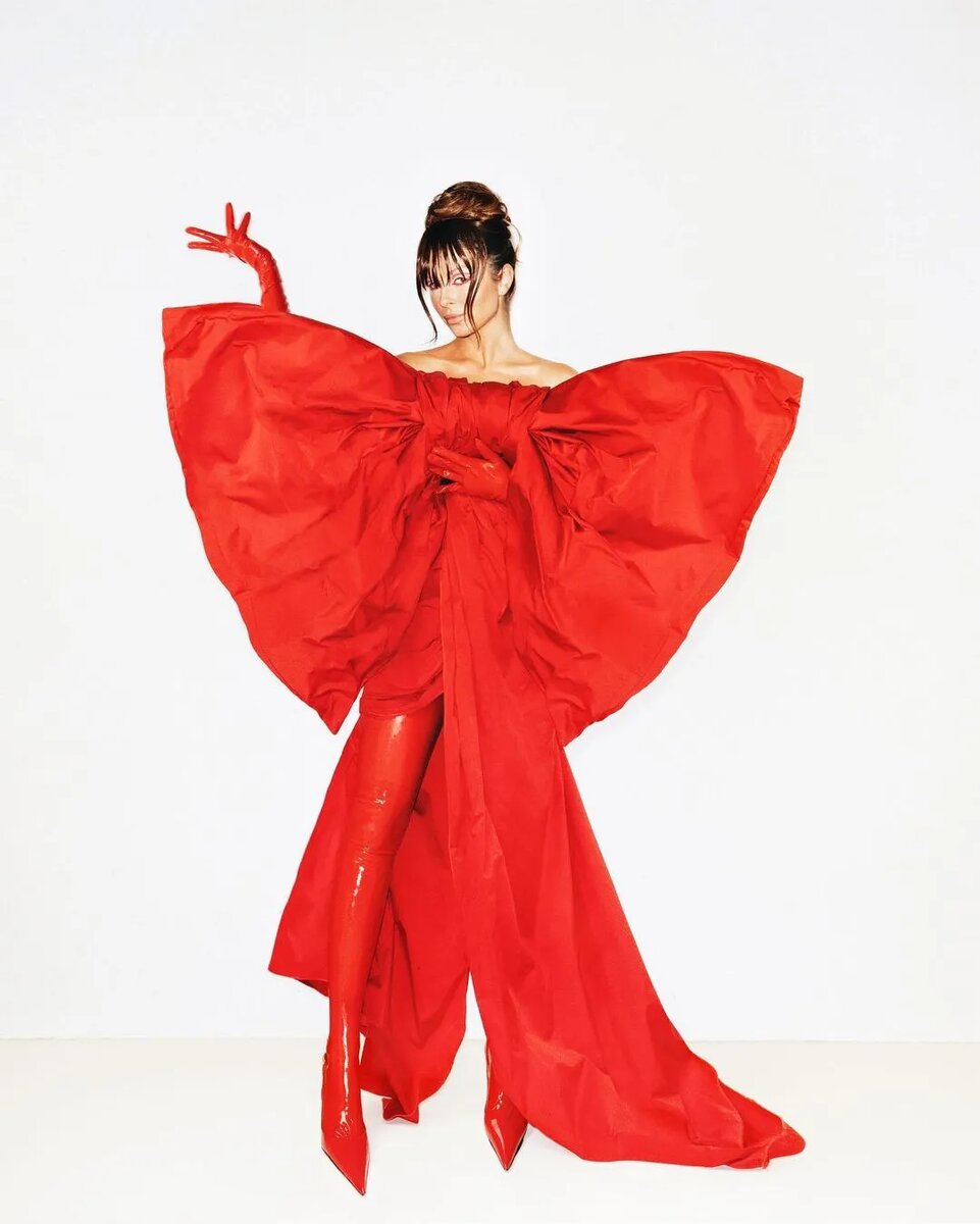 Этим звёздам подходят любые наряды. Однако в одежде красного цвета они выглядят особенно горячо! Анна Плетнёва Певица покоряет не только улочки города, но и сердца поклонников.-33