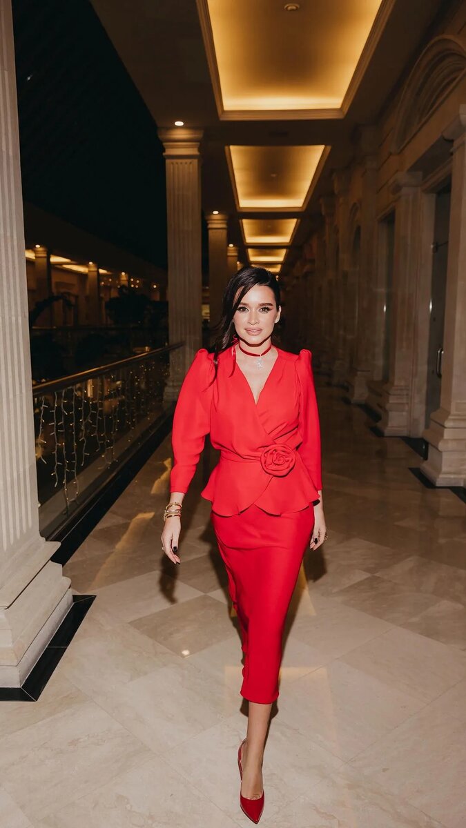 Этим звёздам подходят любые наряды. Однако в одежде красного цвета они выглядят особенно горячо! Анна Плетнёва Певица покоряет не только улочки города, но и сердца поклонников.-37