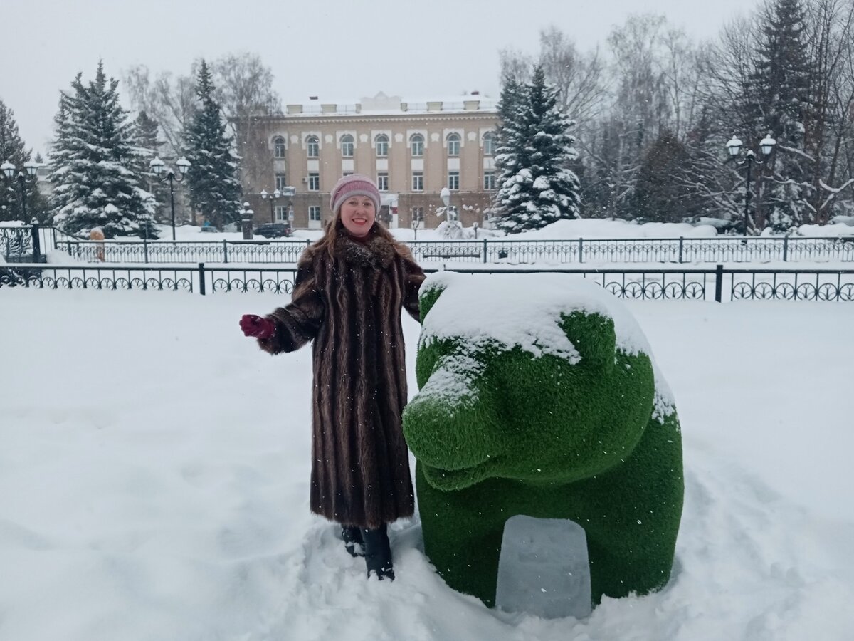 Автор канала в своём родном городе у музыкальной школы, которую окончила по классу баяна